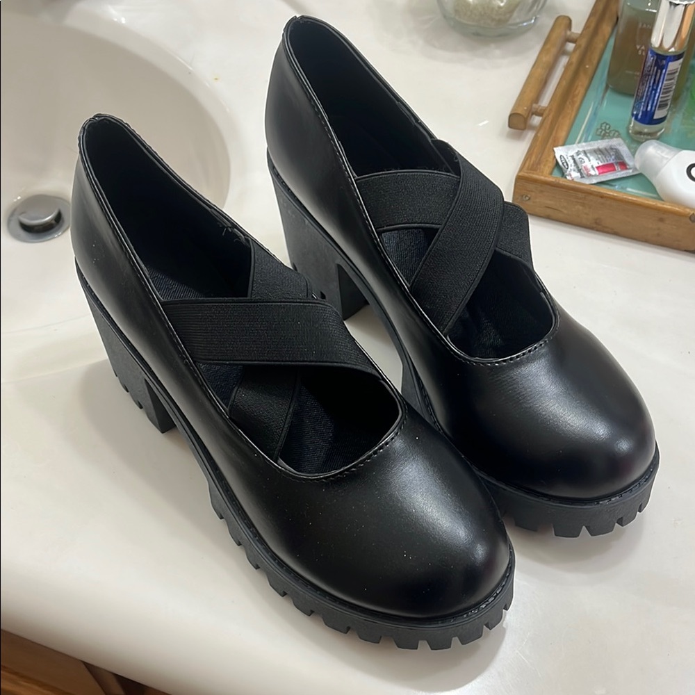 Black Platform Shoes with Chunky Sole and Crisscross Strap